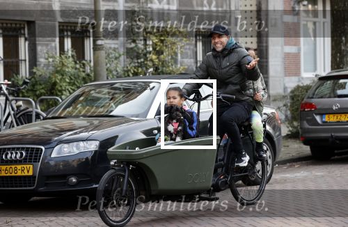Amsterdam 25 februari 2021
Tjeerd Oosterhuis met zijn dochters op de bakfiets in Amsterdam