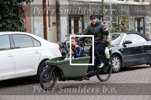 Amsterdam 25 februari 2021
Tjeerd Oosterhuis met zijn dochters op de bakfiets in Amsterdam