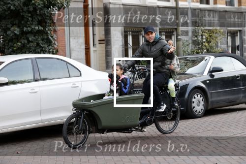 Amsterdam 25 februari 2021
Tjeerd Oosterhuis met zijn dochters op de bakfiets in Amsterdam