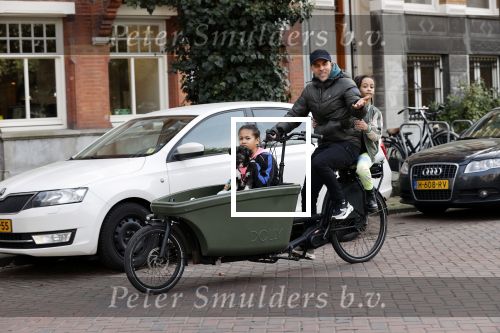 Amsterdam 25 februari 2021
Tjeerd Oosterhuis met zijn dochters op de bakfiets in Amsterdam