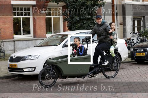Amsterdam 25 februari 2021
Tjeerd Oosterhuis met zijn dochters op de bakfiets in Amsterdam