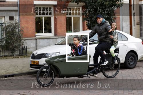 Amsterdam 25 februari 2021
Tjeerd Oosterhuis met zijn dochters op de bakfiets in Amsterdam