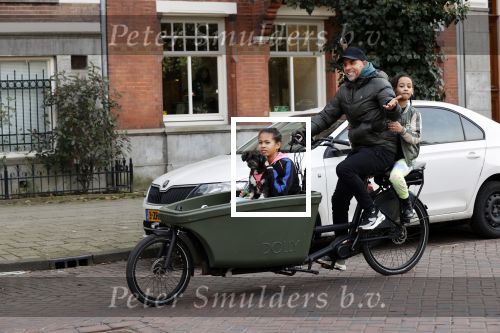 Amsterdam 25 februari 2021
Tjeerd Oosterhuis met zijn dochters op de bakfiets in Amsterdam