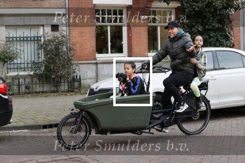 Amsterdam 25 februari 2021
Tjeerd Oosterhuis met zijn dochters op de bakfiets in Amsterdam