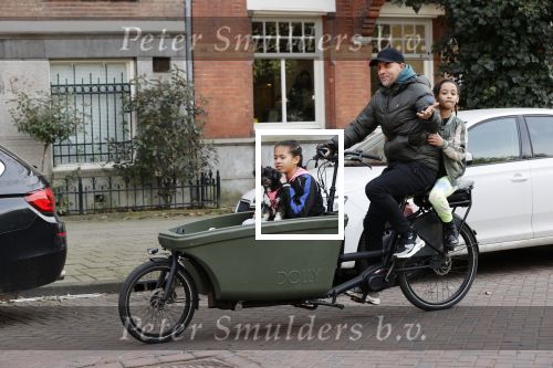 Amsterdam 25 februari 2021
Tjeerd Oosterhuis met zijn dochters op de bakfiets in Amsterdam
