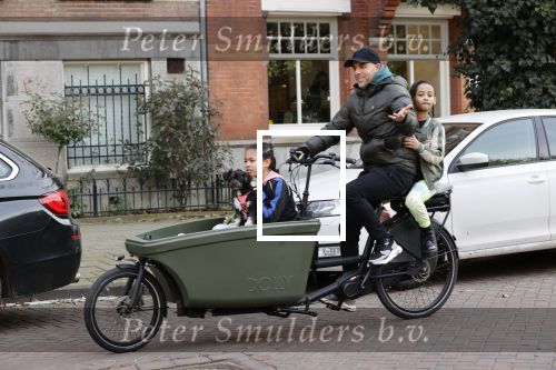 Amsterdam 25 februari 2021
Tjeerd Oosterhuis met zijn dochters op de bakfiets in Amsterdam