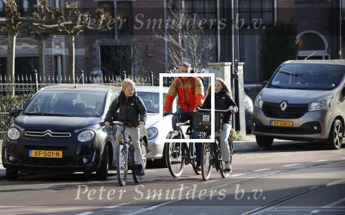 Amsterdam 2 maart 2021
Waldemar Torenstra met zijn dochter en zoon in Amsterdam zuid.