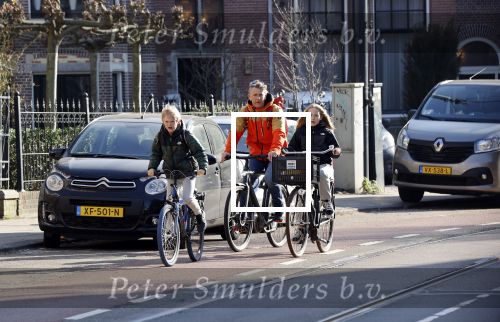 Amsterdam 2 maart 2021
Waldemar Torenstra met zijn dochter en zoon in Amsterdam zuid.