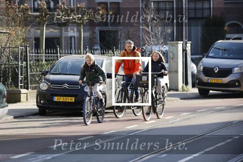 Amsterdam 2 maart 2021
Waldemar Torenstra met zijn dochter en zoon in Amsterdam zuid.