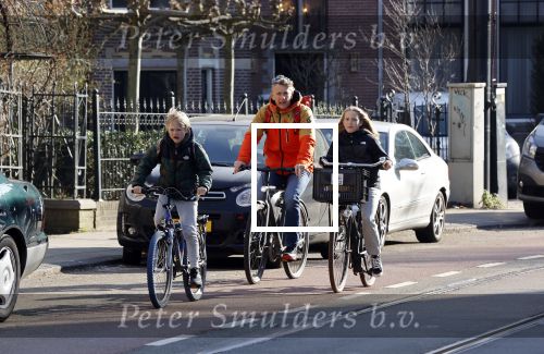 Amsterdam 2 maart 2021
Waldemar Torenstra met zijn dochter en zoon in Amsterdam zuid.