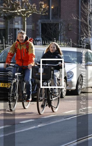 Amsterdam 2 maart 2021
Waldemar Torenstra met zijn dochter en zoon in Amsterdam zuid.