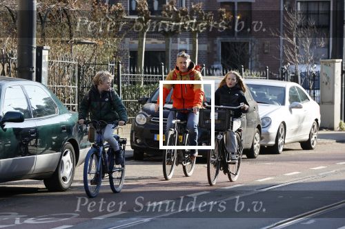 Amsterdam 2 maart 2021
Waldemar Torenstra met zijn dochter en zoon in Amsterdam zuid.