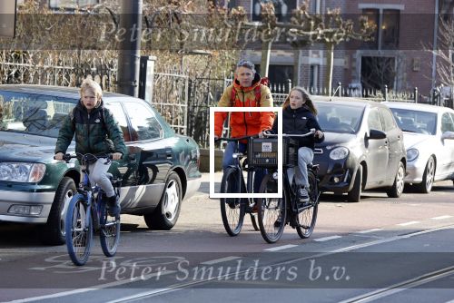 Amsterdam 2 maart 2021
Waldemar Torenstra met zijn dochter en zoon in Amsterdam zuid.
