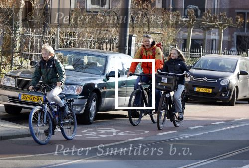 Amsterdam 2 maart 2021
Waldemar Torenstra met zijn dochter en zoon in Amsterdam zuid.