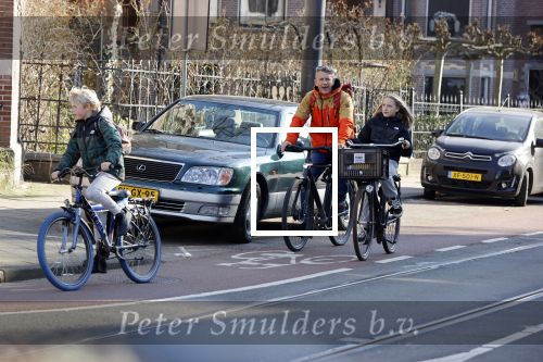 Amsterdam 2 maart 2021
Waldemar Torenstra met zijn dochter en zoon in Amsterdam zuid.