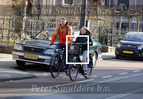 Amsterdam 2 maart 2021
Waldemar Torenstra met zijn dochter en zoon in Amsterdam zuid.