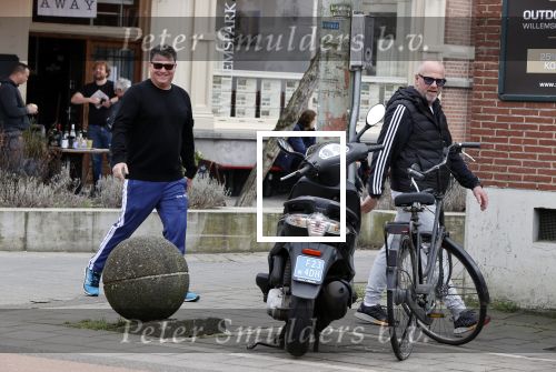Amsterdam 24 febrruari 2021
Wolter Kroes en kennis Richard hard lopend door het vondelpark