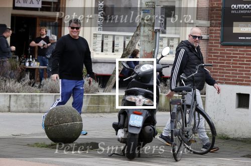 Amsterdam 24 febrruari 2021
Wolter Kroes en kennis Richard hard lopend door het vondelpark