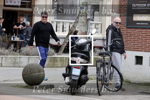 Amsterdam 24 febrruari 2021
Wolter Kroes en kennis Richard hard lopend door het vondelpark