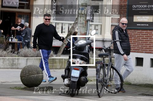 Amsterdam 24 febrruari 2021
Wolter Kroes en kennis Richard hard lopend door het vondelpark