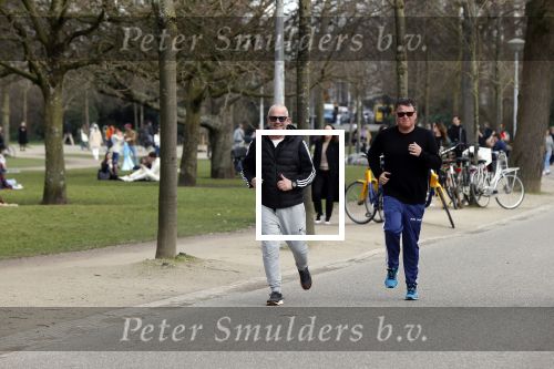 Amsterdam 24 febrruari 2021
Wolter Kroes en kennis Richard hard lopend door het vondelpark