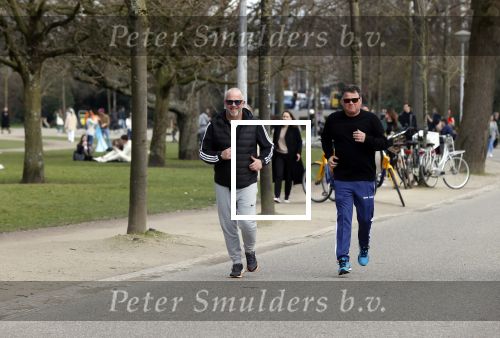 Amsterdam 24 febrruari 2021
Wolter Kroes en kennis Richard hard lopend door het vondelpark