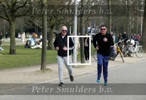 Amsterdam 24 febrruari 2021
Wolter Kroes en kennis Richard hard lopend door het vondelpark