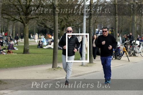 Amsterdam 24 febrruari 2021
Wolter Kroes en kennis Richard hard lopend door het vondelpark