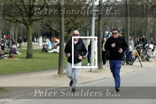 Amsterdam 24 febrruari 2021
Wolter Kroes en kennis Richard hard lopend door het vondelpark