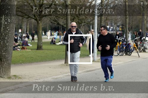 Amsterdam 24 febrruari 2021
Wolter Kroes en kennis Richard hard lopend door het vondelpark