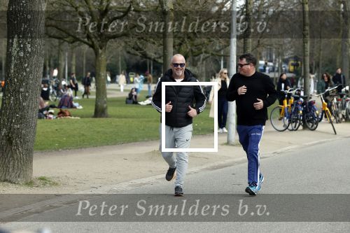 Amsterdam 24 febrruari 2021
Wolter Kroes en kennis Richard hard lopend door het vondelpark