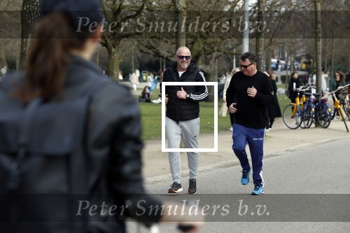 Amsterdam 24 febrruari 2021
Wolter Kroes en kennis Richard hard lopend door het vondelpark