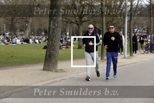 Amsterdam 24 febrruari 2021
Wolter Kroes en kennis Richard hard lopend door het vondelpark