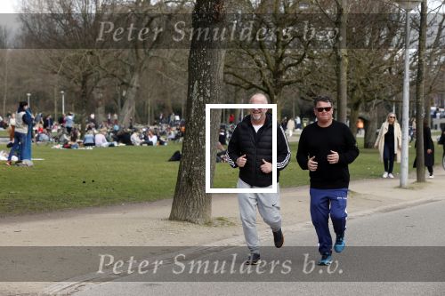 Amsterdam 24 febrruari 2021
Wolter Kroes en kennis Richard hard lopend door het vondelpark