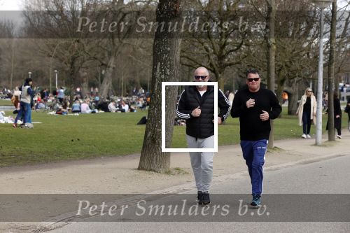 Amsterdam 24 febrruari 2021
Wolter Kroes en kennis Richard hard lopend door het vondelpark