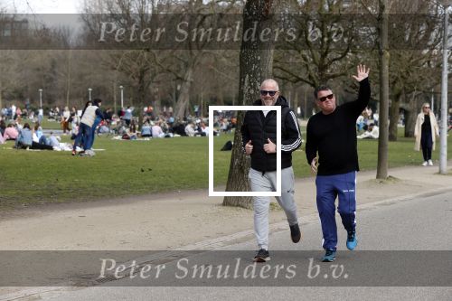 Amsterdam 24 febrruari 2021
Wolter Kroes en kennis Richard hard lopend door het vondelpark