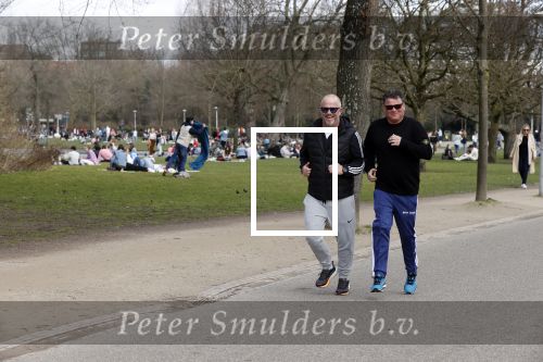 Amsterdam 24 febrruari 2021
Wolter Kroes en kennis Richard hard lopend door het vondelpark