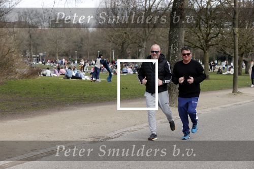 Amsterdam 24 febrruari 2021
Wolter Kroes en kennis Richard hard lopend door het vondelpark