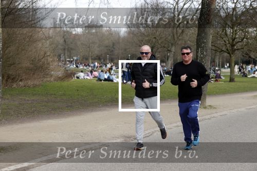 Amsterdam 24 febrruari 2021
Wolter Kroes en kennis Richard hard lopend door het vondelpark