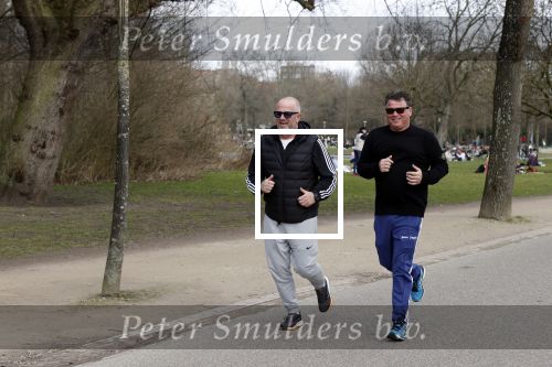Amsterdam 24 febrruari 2021
Wolter Kroes en kennis Richard hard lopend door het vondelpark