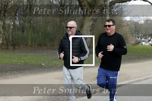 Amsterdam 24 febrruari 2021
Wolter Kroes en kennis Richard hard lopend door het vondelpark