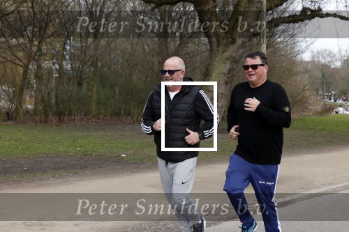 Amsterdam 24 febrruari 2021
Wolter Kroes en kennis Richard hard lopend door het vondelpark