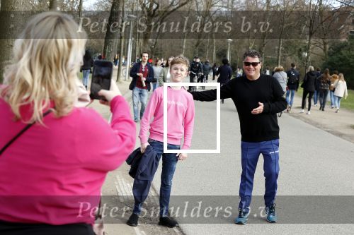 Amsterdam 24 febrruari 2021
Wolter Kroes en kennis Richard hard lopend door het vondelpark