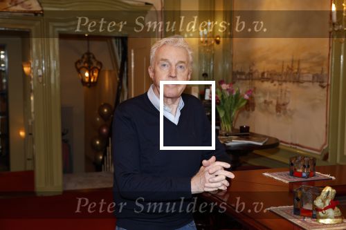Amsterdam 21 februari 2022
Andre v Duin met zijn nieuwe partner Ferando in zijn eigen bruine cafe thuis.