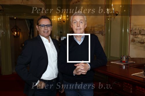 Amsterdam 21 februari 2022
Andre v Duin met zijn nieuwe partner Ferando in zijn eigen bruine cafe thuis.