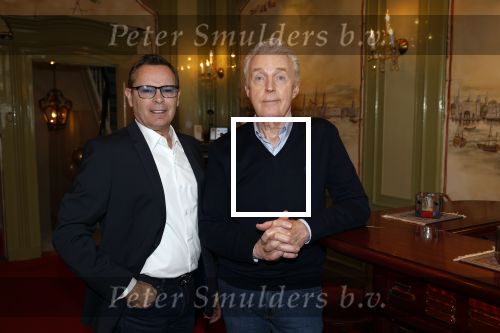 Amsterdam 21 februari 2022
Andre v Duin met zijn nieuwe partner Ferando in zijn eigen bruine cafe thuis.
