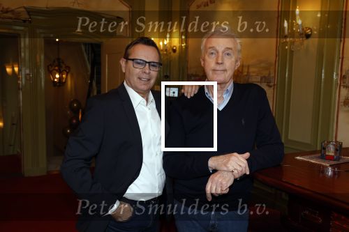 Amsterdam 21 februari 2022
Andre v Duin met zijn nieuwe partner Ferando in zijn eigen bruine cafe thuis.