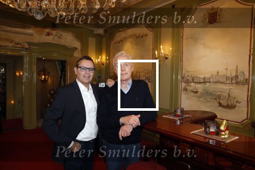 Amsterdam 21 februari 2022
Andre v Duin met zijn nieuwe partner Ferando in zijn eigen bruine cafe thuis.
