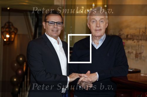 Amsterdam 21 februari 2022
Andre v Duin met zijn nieuwe partner Ferando in zijn eigen bruine cafe thuis.