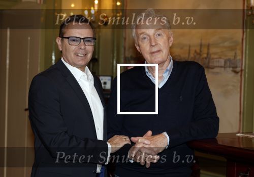 Amsterdam 21 februari 2022
Andre v Duin met zijn nieuwe partner Ferando in zijn eigen bruine cafe thuis.